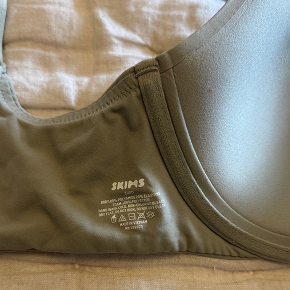 SKIMS Fits Everybody Scoop Plunge Bra - Picture 2 of 4